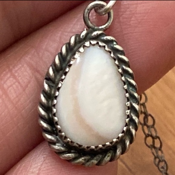 Vintage Native American Sterling Silver Mother Of Pearl Teardrop Pendant Necklac - Picture 10 of 15